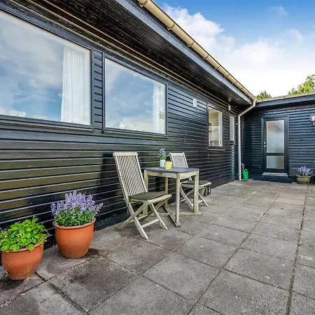 Tabetha - 800m From The Sea By Interhome Knebel